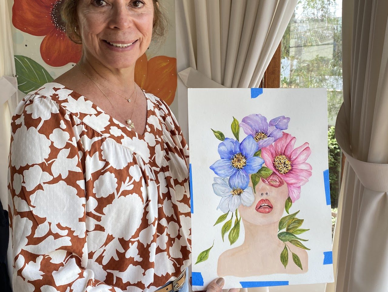 Alumna junto a su composición floral