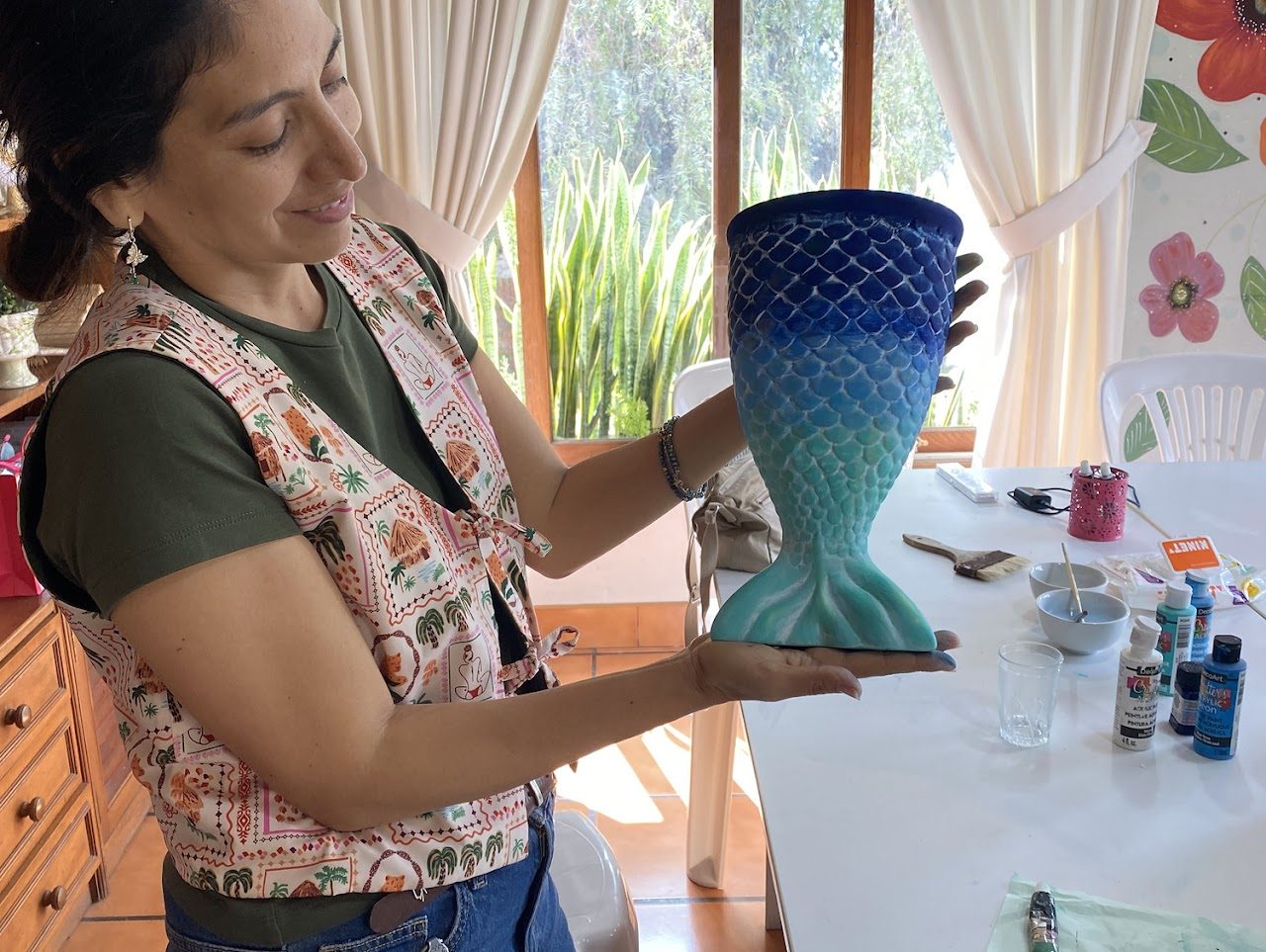 Alumna mostrando una pieza decorativa azul