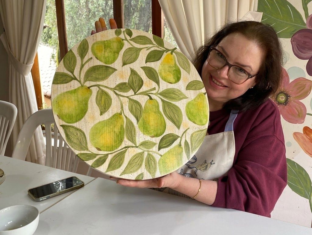 Alumna con una pieza decorativa de limones