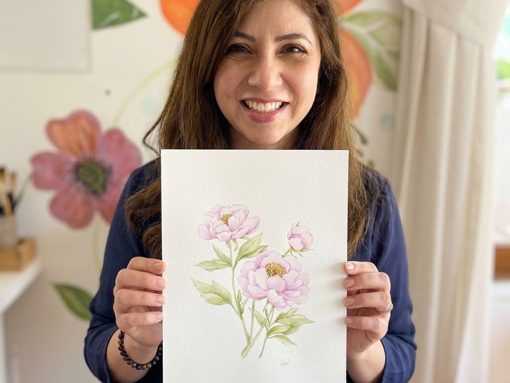 Alumna mostrando una acuarela floral