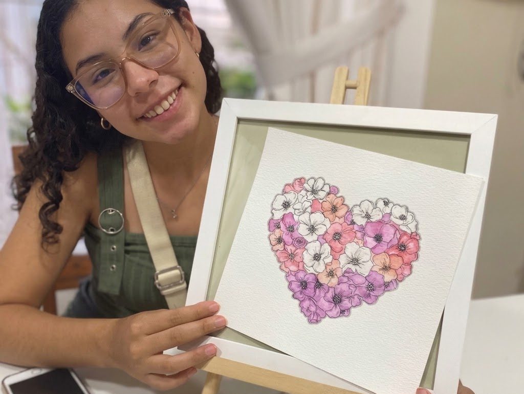Alumna con una pintura de corazón floral