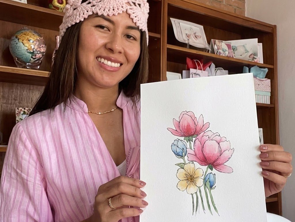 Alumna junto a su acuarela de magnolias
