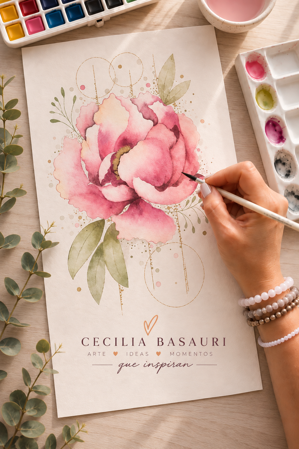 Mano pintando una flor rosada en acuarela